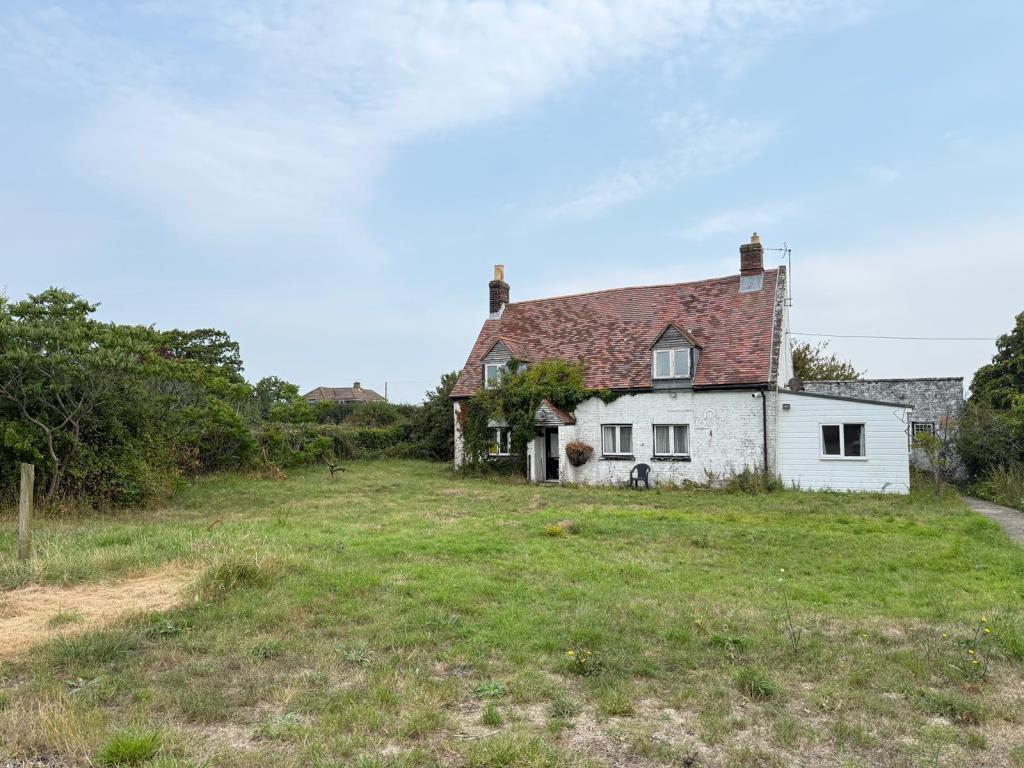 Lot: 173 - TRADITIONAL FARMHOUSE FOR REFURBISHMENT AND BARN WITH PLANNING FOR RESIDENTIAL CONVERSION - APPROXIMATELY 17.5 ACRES - Traditional farmhouse with gardens